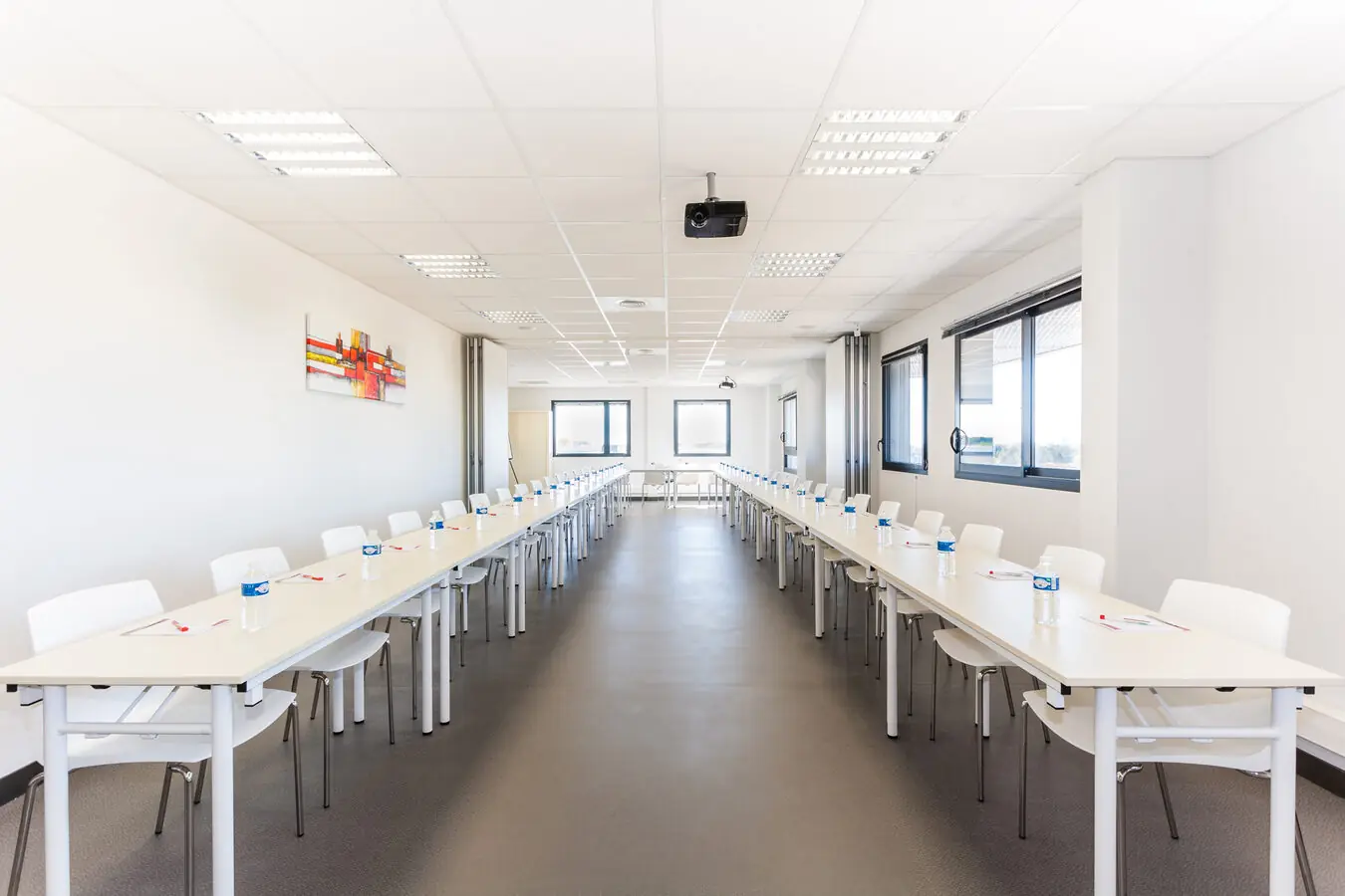 Salle de réunion Montpellier — Espace Entreprise Garosud et Millénaire Salle de réunion moderne lumineuse Espace Entreprise Montpellier — WiFi fibre vidéoprojecteur HD parking gratuit