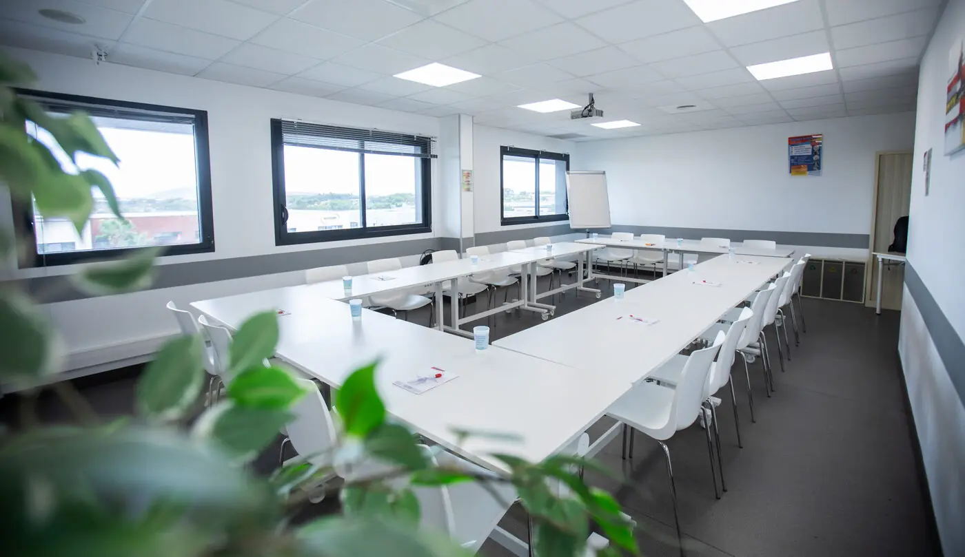 Grande salle séminaire Garosud Montpellier — 100 personnes restaurant sur place Grande salle de séminaire Garosud Montpellier avec fenêtres panoramiques — jusqu'à 100 personnes parking gratuit