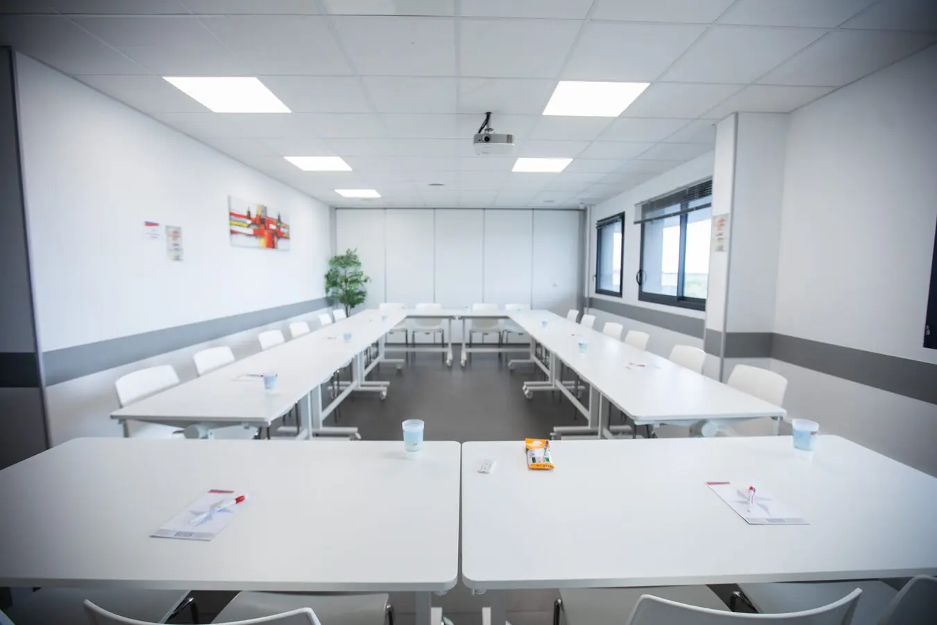 Salle Soléa2 Garosud Montpellier — réunion confidentielle 2 à 6 personnes Petite salle de réunion blanche Garosud Montpellier — confidentielle 2 à 6 personnes table ronde