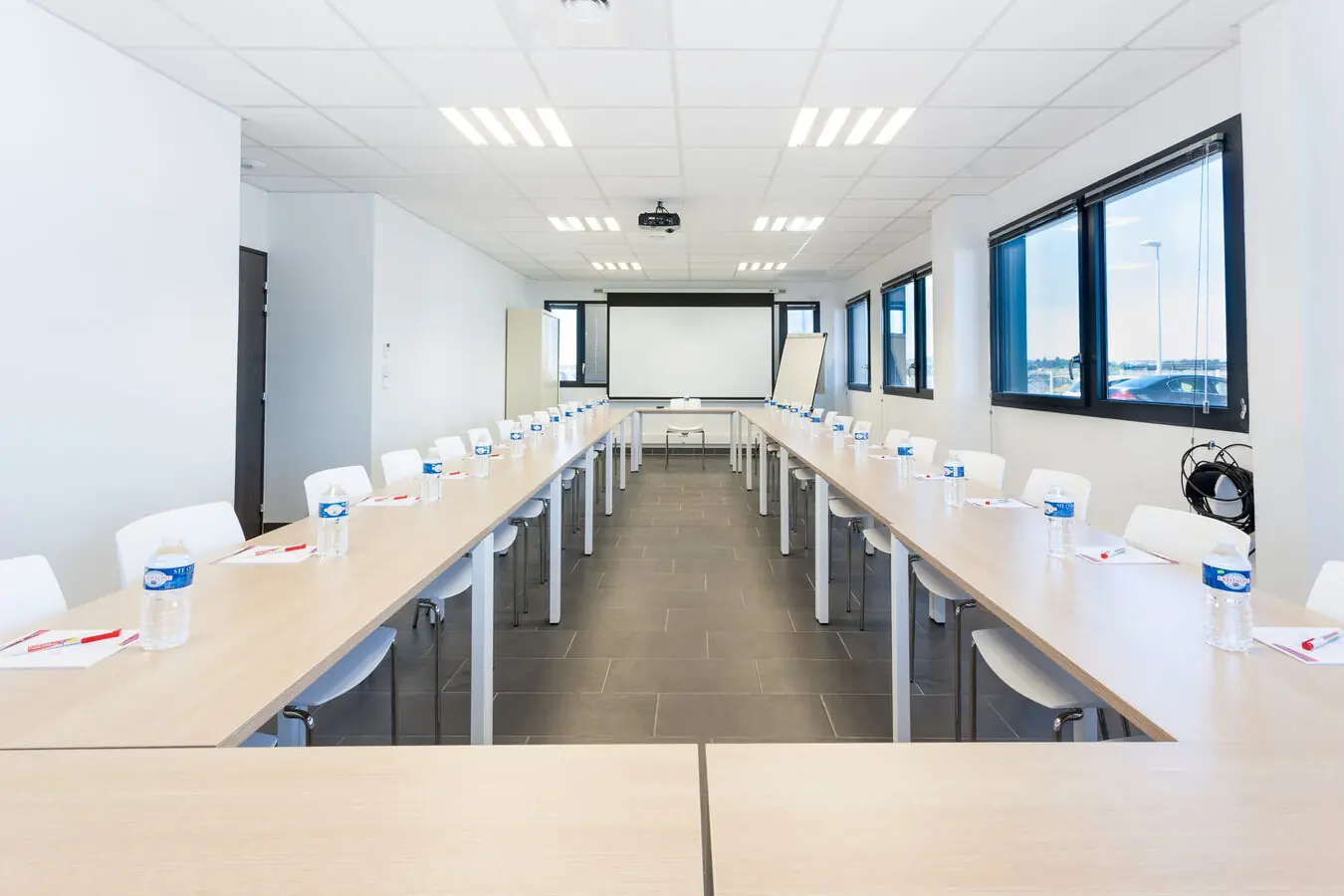 Salle Soléa100 Garosud Montpellier — conférence jusqu'à 100 personnes Grande salle de conférence Espace Entreprise Montpellier — jusqu'à 100 personnes théâtre séminaire parking gratuit