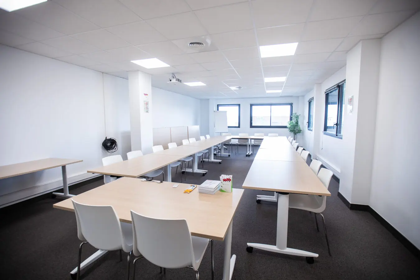 Grande salle modulable Garosud Montpellier — plénière et ateliers cloisons amovibles Grande salle modulable Garosud Montpellier — cloisons amovibles séminaire plénière ateliers 60 personnes