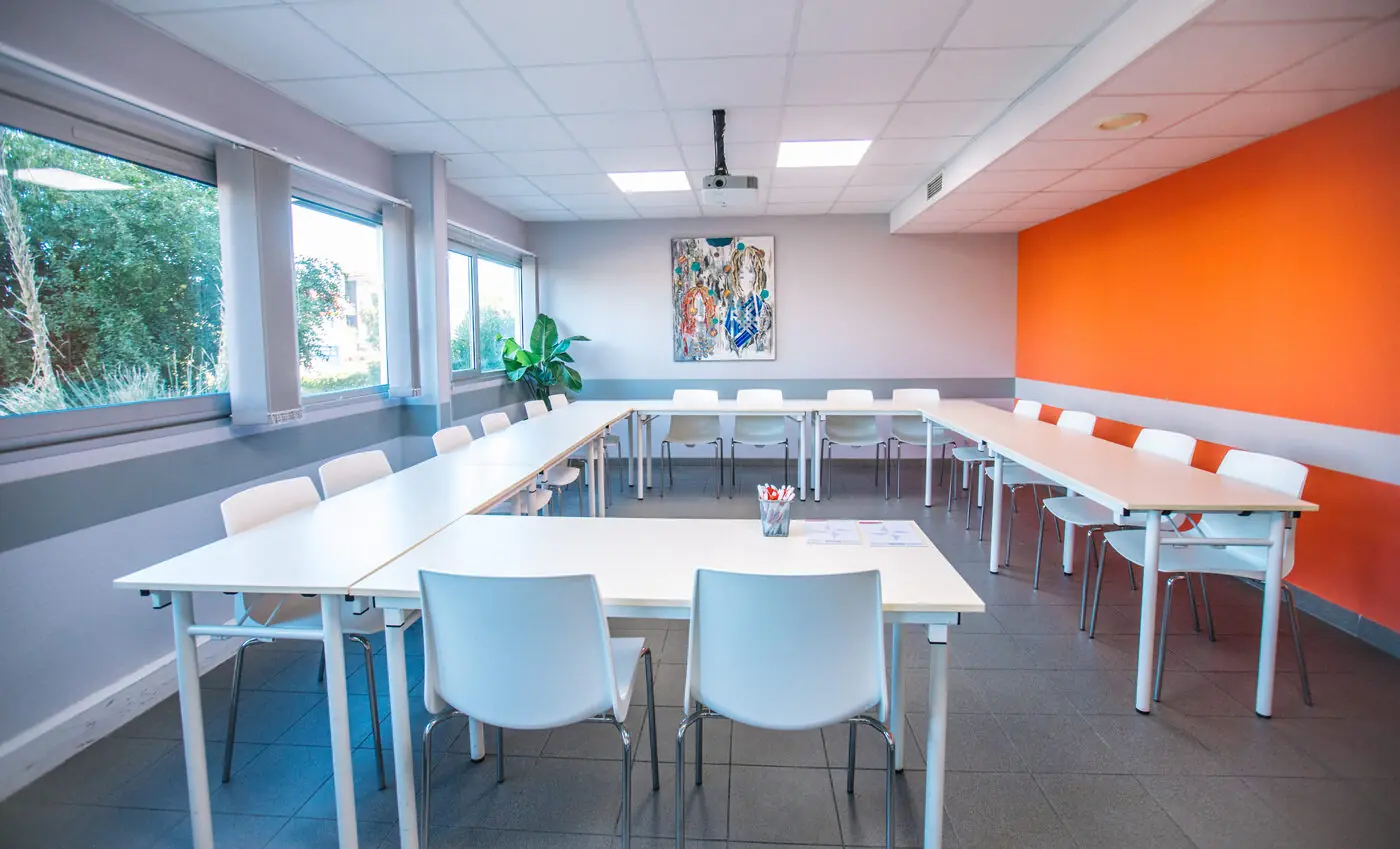 Salle Soléa10 Garosud Montpellier — séminaire modulable 15 à 40 personnes Salle de séminaire Garosud Montpellier mur orange — modulable 15 à 40 personnes parking gratuit bus TaM