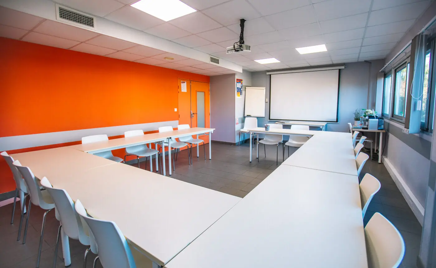 Grande salle Garosud Montpellier — séminaire configuration U cloisons amovibles Grande salle de séminaire Garosud Montpellier — configuration U avec vidéoprojecteur cloisons amovibles