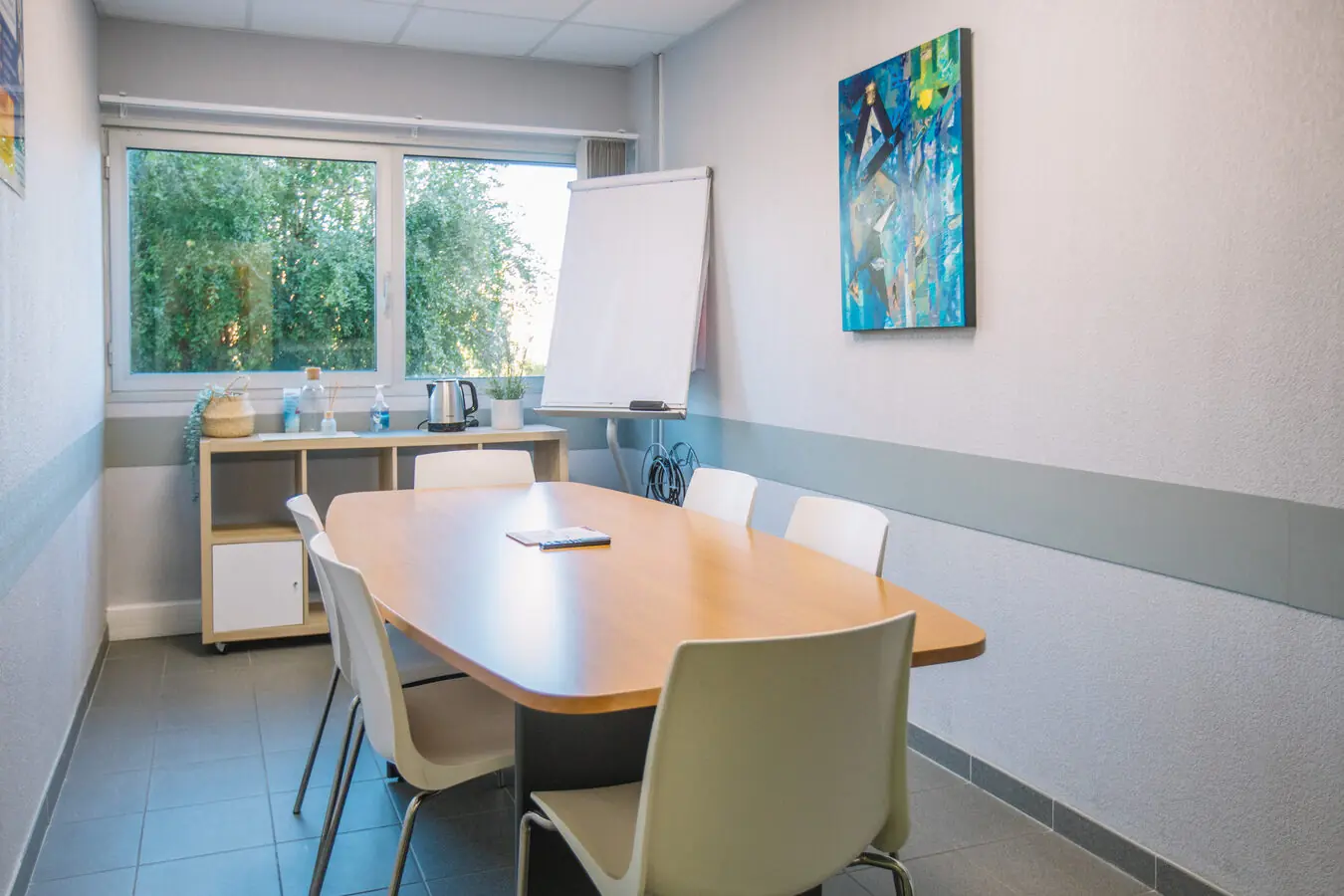 Salle Capitelle Montpellier — réunion confidentielle 5 à 8 personnes Petite salle de réunion confidentielle Montpellier Millénaire — 5 à 8 personnes table ronde insonorisation