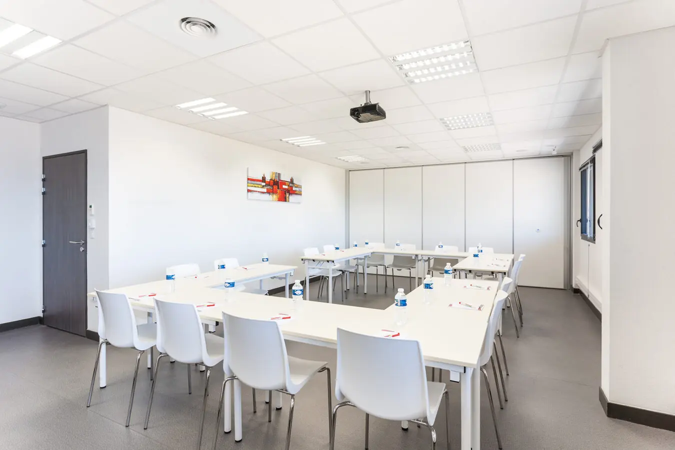 Salle Littoral Montpellier — réunion 8 à 20 personnes configuration U Salle de réunion en U Montpellier Millénaire — vidéoprojecteur HD écran motorisé WiFi fibre 8 à 20 personnes